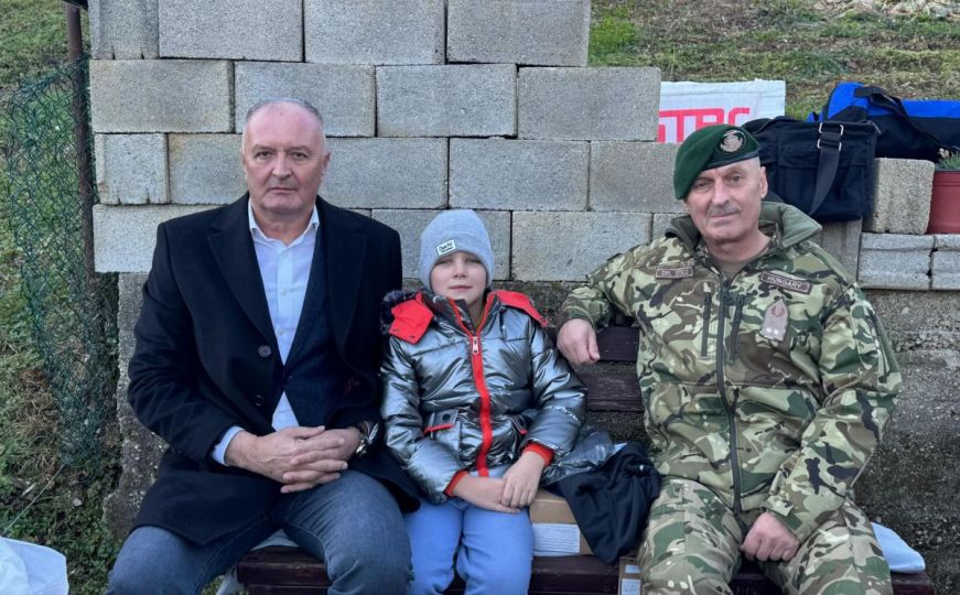 Zukan Helez posjetio dječaka Edija koji je u poplavama u D. Jablanici izgubio roditelje, nanu i dedu