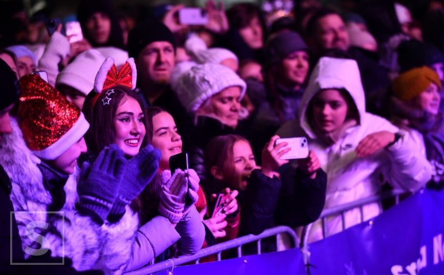 Pogledajte atmosferu ispred Vječne vatre u Sarajevu: Na binu izašao Adi Šoše