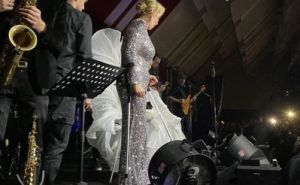 Održala novogodišnji koncert u Beogradu: Lepa Brena na binu izašla na štakama