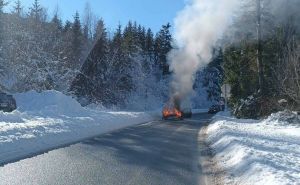 Automobil se zapalio na Trebeviću: Vatrogasci na terenu