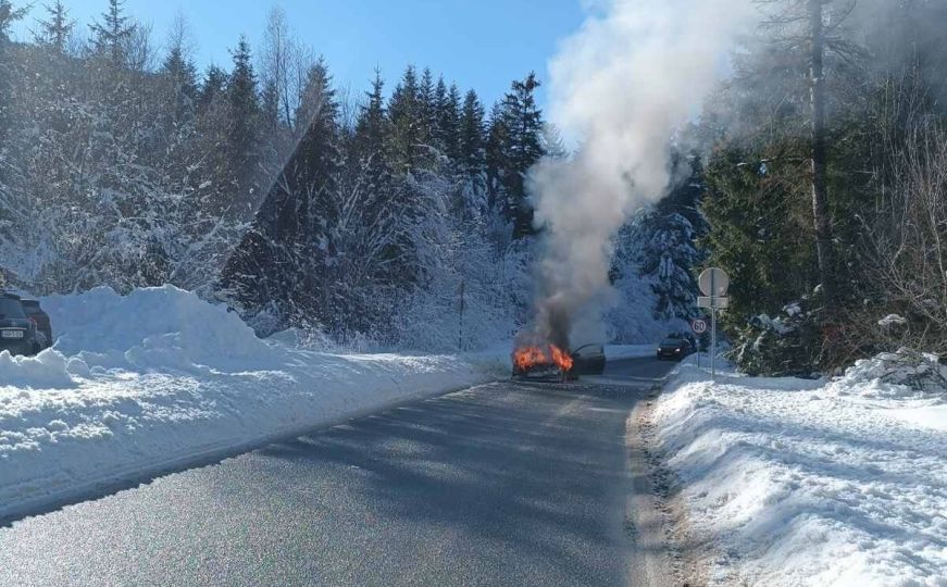 Blizu poznatog hotela: Zapalio se automobil na Trebeviću