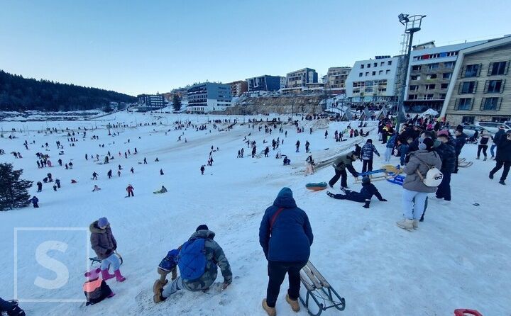 Snježna idila na olimpijskoj ljepotici: Bjelašnica puna posjetilaca na prvi dan nove godine