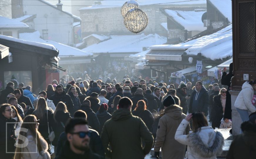 Uživo sa Baščaršije: "Čeka se u redu za ćevape, golubovi nemaju gdje sletjeti"