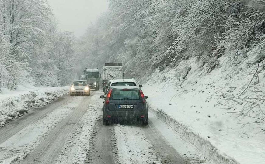 Snijeg stvara probleme na cestama u BiH: Evo gdje je najkritičnija situacija