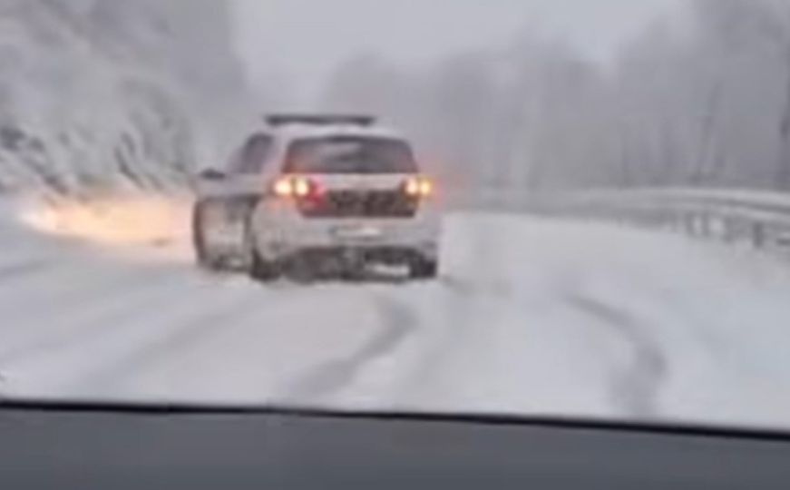 Borba sa snijegom i ledom: Policijski automobil ostao zaglavljen na cesti u BiH