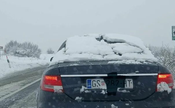 Svaka čast: Vozač krenuo prema Velikoj Kladuši i zapeo u snijegu, a onda se pojavila ruka spasa