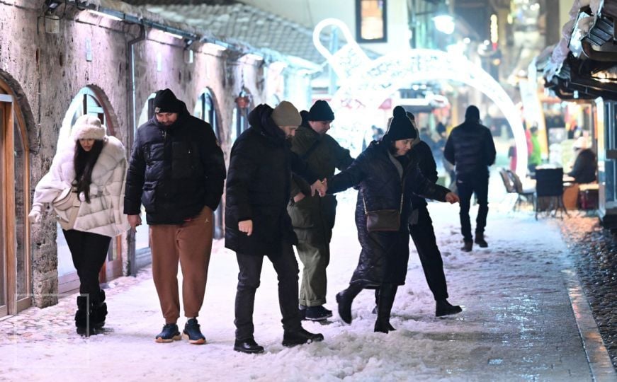 Pogledajte situaciju na ulicama Sarajeva: Građani se suočavaju s izazovima zbog neočišćenih staza