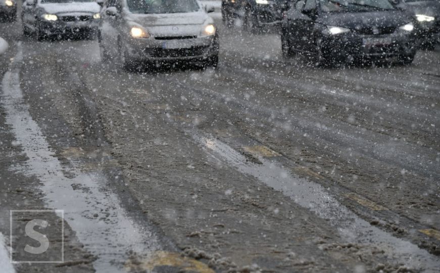 Snijeg otežava saobraćaj širom BiH, velike gužve i na graničnim prijelazima