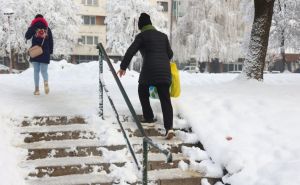 Nedjeljno jutro u Sarajevu: Neke ulice i dalje neočišćene, građani se muče sa poledicom