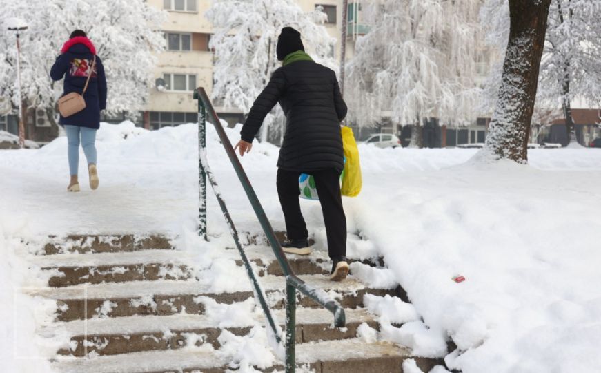 Nedjeljno jutro u Sarajevu: Neke ulice i dalje neočišćene, građani se muče sa poledicom