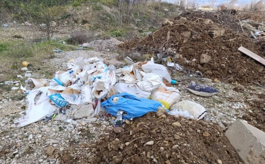 Sramota: Nepoznati "majstori" izbacili tone građevinskog otpada pored ceste kod Mostara