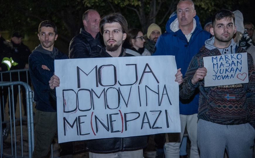 Odali počast stradalima: Građani u Crnoj Gori na protestu nakon masakra na Cetinju