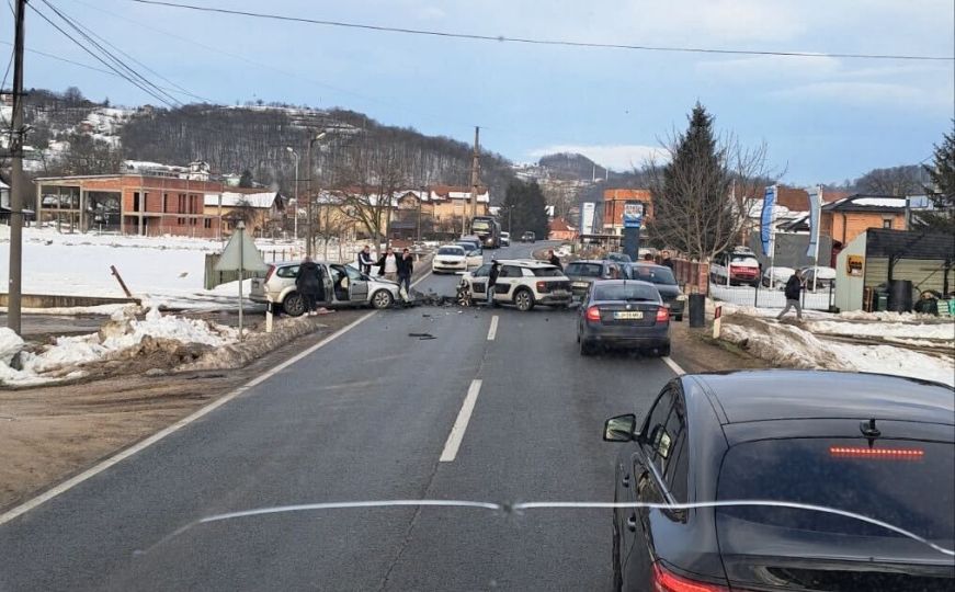 Nesreća na cesti u BiH: Pet osoba prevezeno u bolnicu, saobraćaj potpuno obustavljen