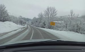 Vozači, oprez: Učestali odroni i jaki udari vjetra na pojedinim dionicama u BiH