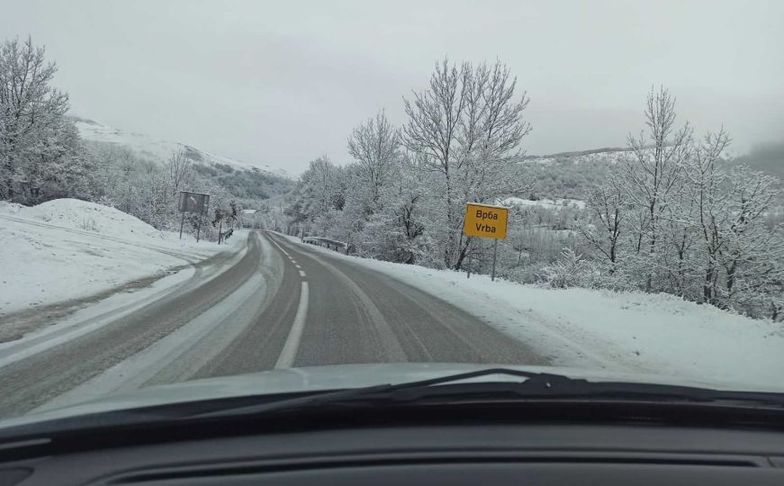 Vozači, oprez: Učestali odroni i jaki udari vjetra na pojedinim dionicama u BiH