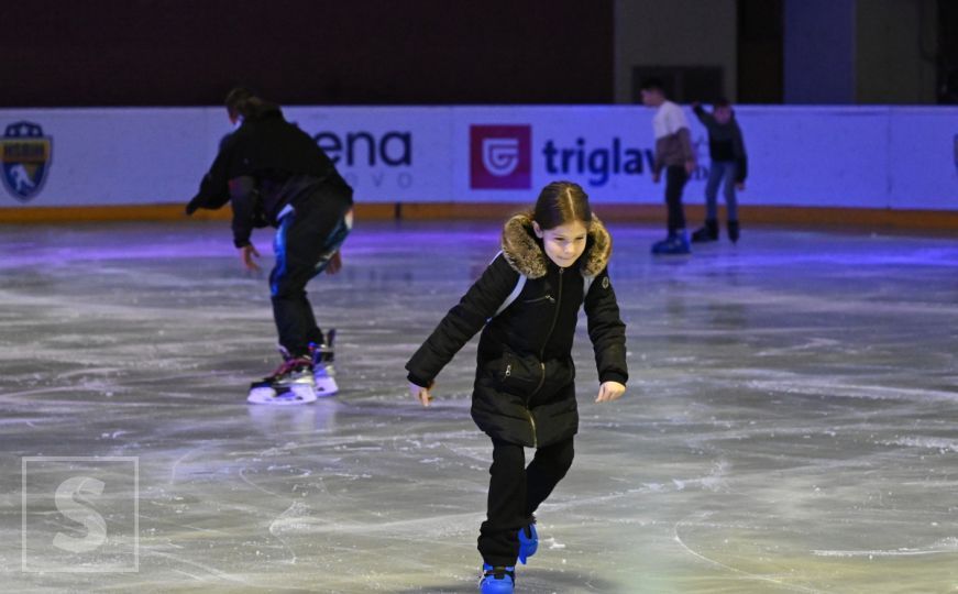 Počela "Zimska čarolija" na Skenderiji: Otvoreno najveće klizalište u BiH