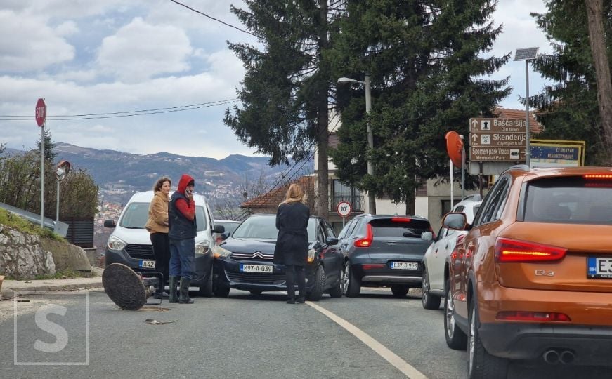 Udes na Vracama: Automobil udario u vozilo radnika vodovoda, saobraćaj usporen