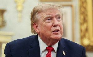 Čitač s usana otkrio o čemu su razgovarali Trump i Obama prije sahrane Jimmyja Cartera
