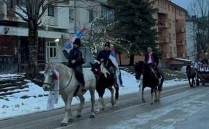 Četničke orgije u BiH: Slavili Božić uz kokarde i crne zastave s "mrtvačkim glavama"