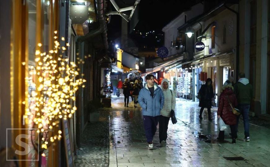 Zimska noć u Sarajevu: Grad još okićen novogodišnjim ukrasima, na ulicama romantika