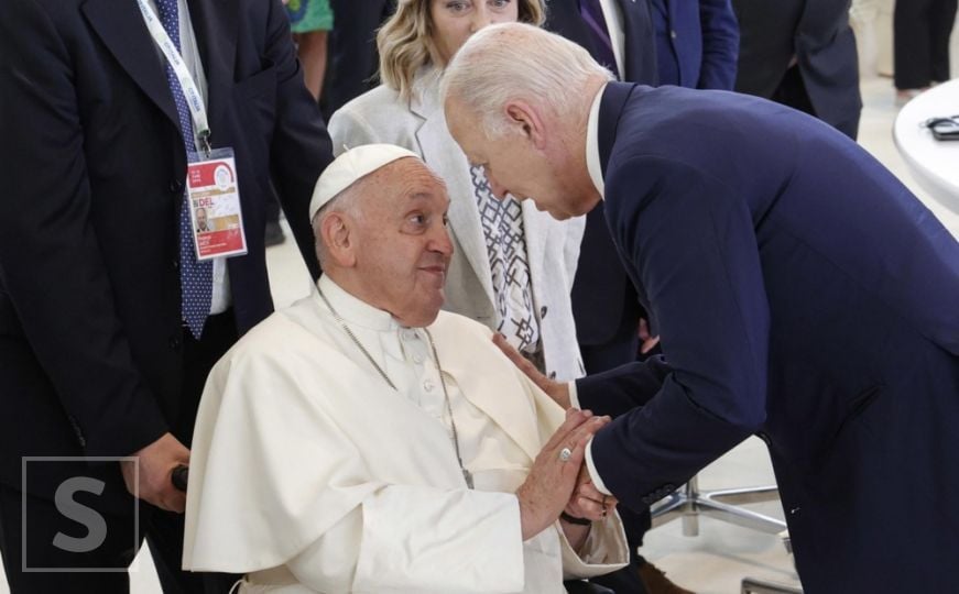 Biden odlikovao papu Franju posebnom medaljom