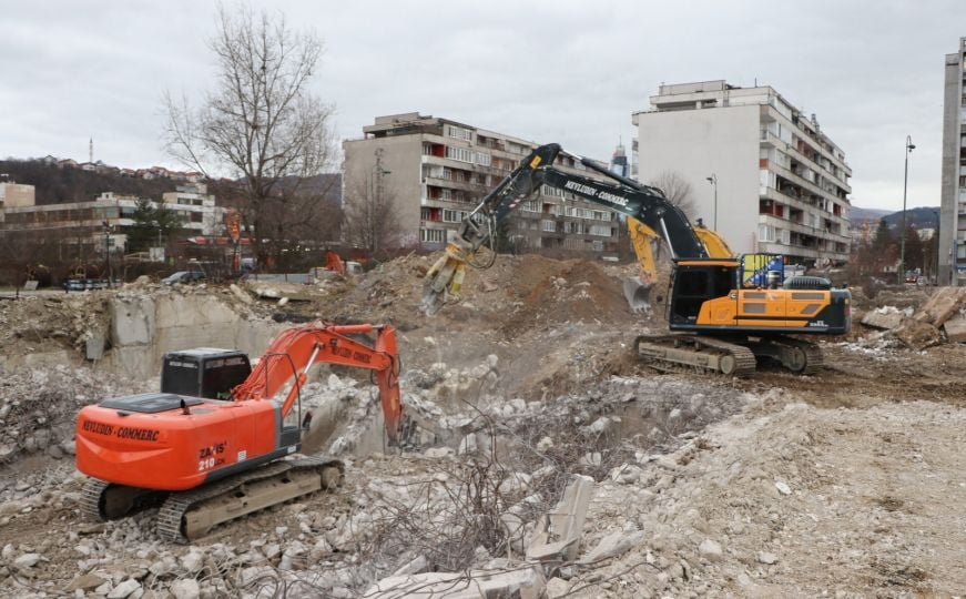 Rušenje zgrade u Kolodvorskoj se privodi kraju: Pogledajte fotografije sa terena