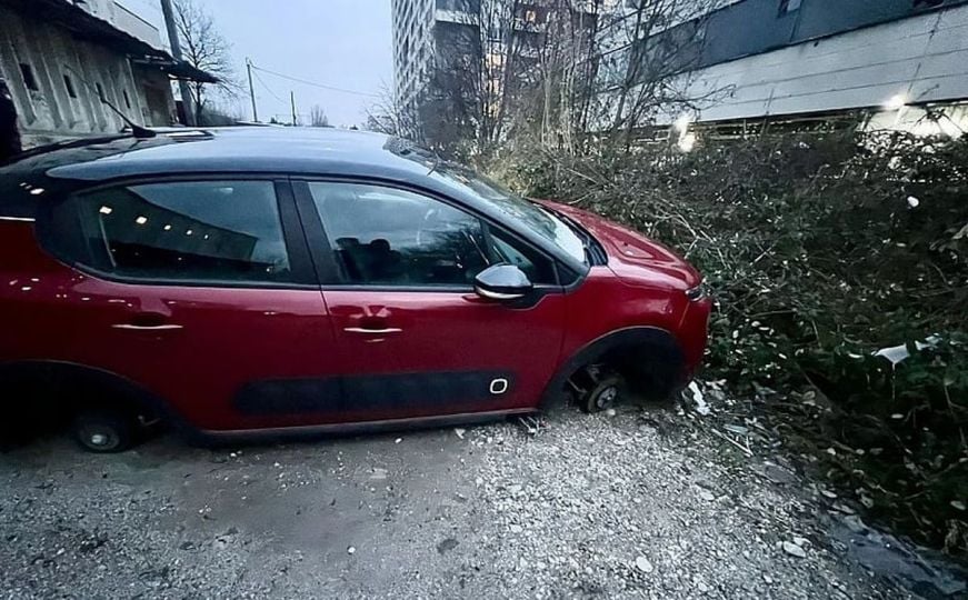 Lopovi u Sarajevu ukrali četiri točka sa automobila