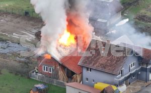 Na terenu vatrogasci: Gori porodična kuća kod Tuzle