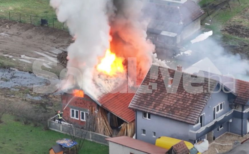 Na terenu vatrogasci: Gori porodična kuća u Lukavcu