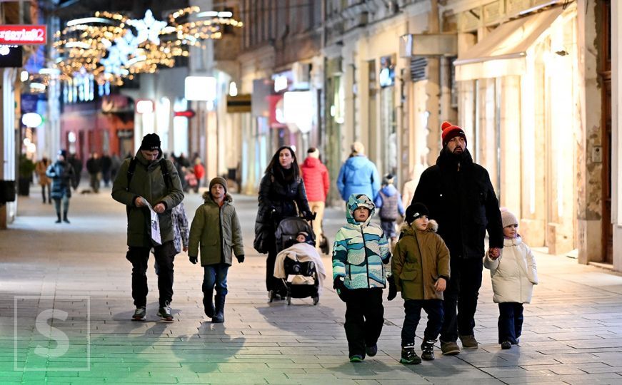 Ukrasi podsjećaju na slavlje praznika: Prošetajte sa nama ulicama Sarajeva