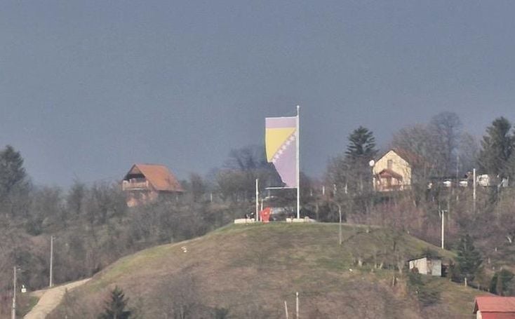 Na vidikovcu u Tuzli pocijepana zastava Bosne i Hercegovine