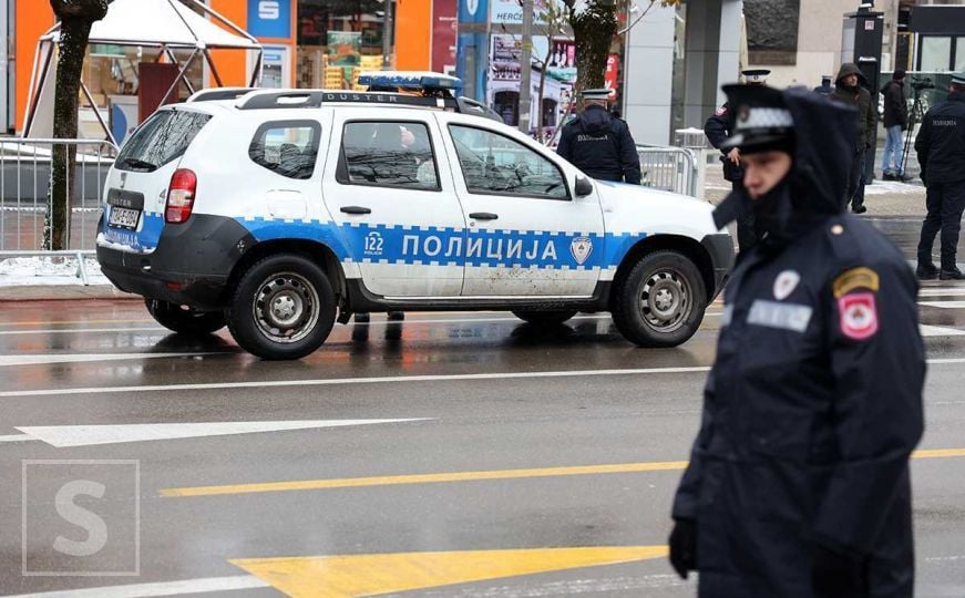 Drama u bh. gradu: Muškarac kroz vrata pucao na policajce