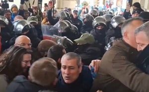 Neredi u Srbiji: Sukobili se opozicija i policija. Zastupnici legli pred maricu da zaustave hapšenje