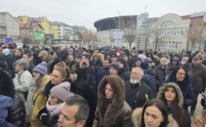 Protesti u Bijeljini: Građani ne odustaju, čekaju odluku o Petrovićevom pritvoru pred Tužilaštvom