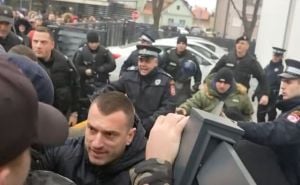 Sukob demonstranata i policije ispred Tužilaštva u Bijeljini: 'Treba da se čuje narodni bunt'