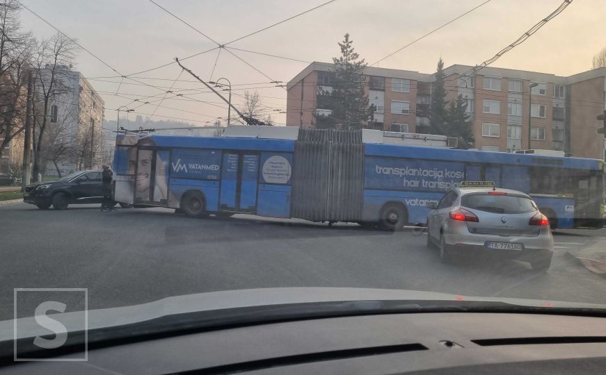 Pokvario se trolejbus nasred raskrsnice: Otežan saobraćaj