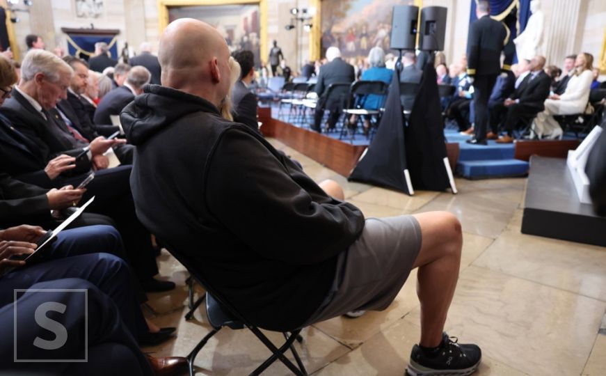 Ko je "muškarac div" koji je Trumpovu zakletvu gledao u dukserici i šortsu?