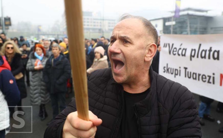 Sirena označila početak: U toku protesti privrednika iz BiH ispred Vlade Federacije BiH