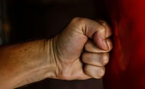 Užas u BiH: Muškarac pretukao suprugu pred djecom, zatražena mjera pritvora