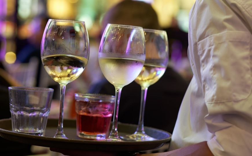 Prestanite ovo raditi u restoranu: Mislite da pomažete konobaru, a zapravo mu otežavate