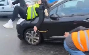 Stravičan snimak iz Srbije: Žena se automobilom zabila u demonstrante i brutalno udarila studenticu