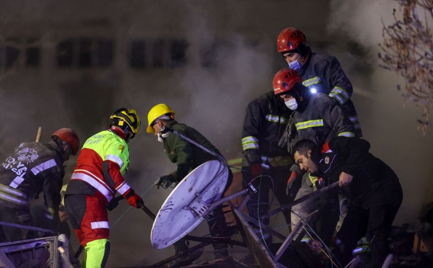 Nakon sedmosatne akcije: Spašene tri osobe iz ruševina trospratne zgrade u Turskoj