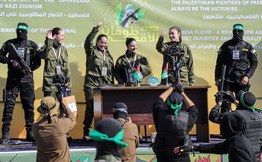 Hamas oslobodio četiri izraelske vojnikinje: Smješkale su se i mahale na pozornici na Trgu Palestina