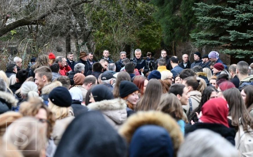 Veliki protesti u Sarajevu: 'Ovo je sraman pokušaj uzurpacije naše imovine'