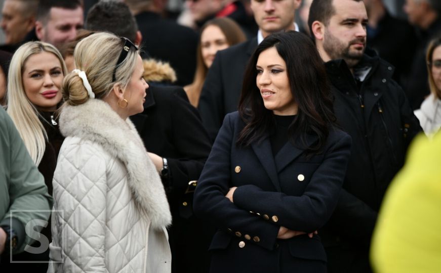 Okupljaju se Dodikove pristalice ispred Suda BiH: Stigla Sanja Vulić i Staša Košarac