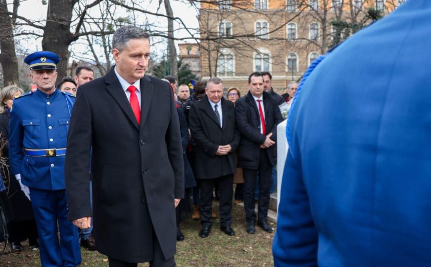 Denis Bećirović odao počast Nijazu Durakoviću: Njegove ideje su vodilja generacijama patriota