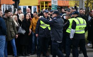 Novi snimak incidenta ispred Suda BiH: Dodikovi sateliti napadali policajce