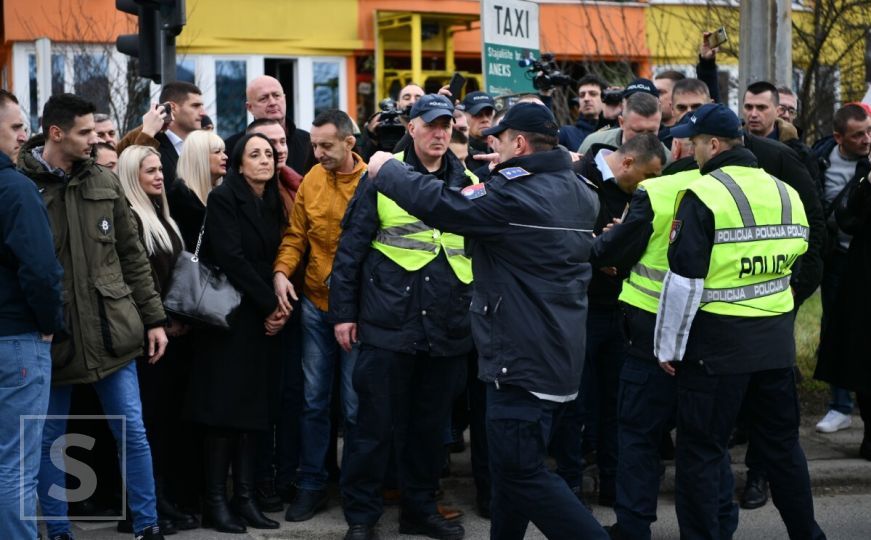 Novi snimak incidenta ispred Suda BiH: Dodikovi sateliti napadali policajce