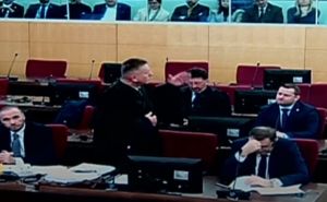 Dodik spuštene glave u sudnici: Pogledajte snimak sa ročišta