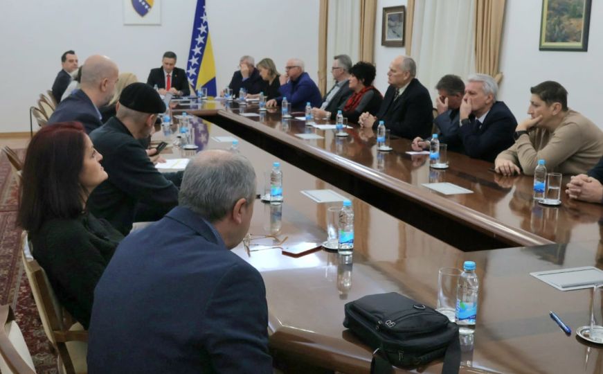 Denis Bećirović održao sastanak sa udruženjima: "Borba za pravdu nema alternativu"